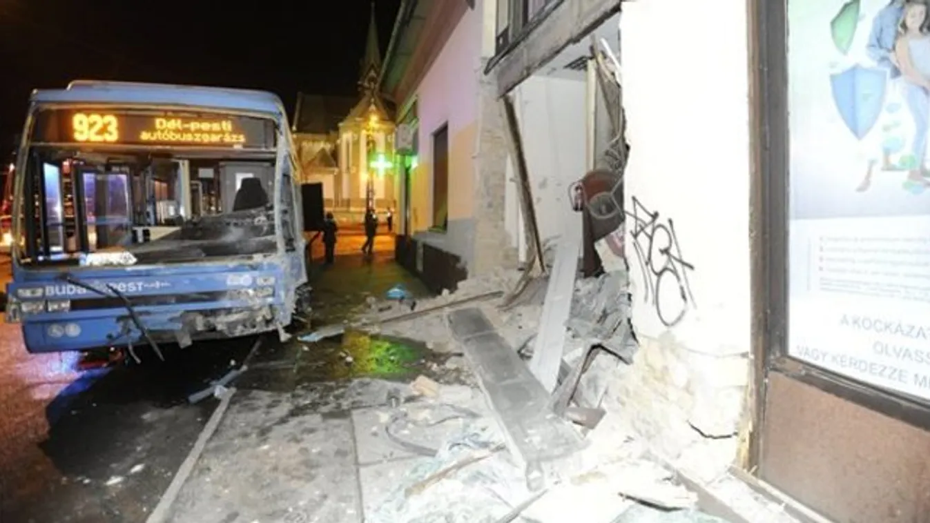Letarolt egy házat a Pesterzsébeten ütköző busz és kisteherautó - fotók