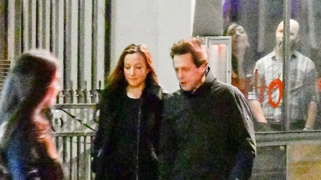 Fenekét mutogatja srácainak Hugh Grant