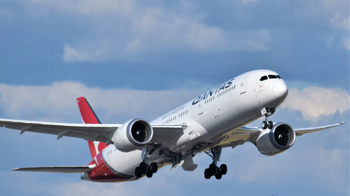 Kontinensek között repült a mustármagos, biodízel-hajtású Dreamliner