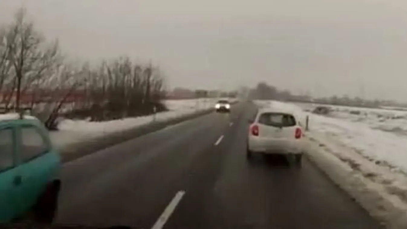 Nem húzódott le a szirénázó mentő elől egy autó Győr közelében - videó