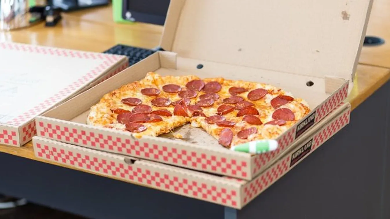 Pizzák tucatjaival zaklatja az ügyvédet egy titkos rajongója