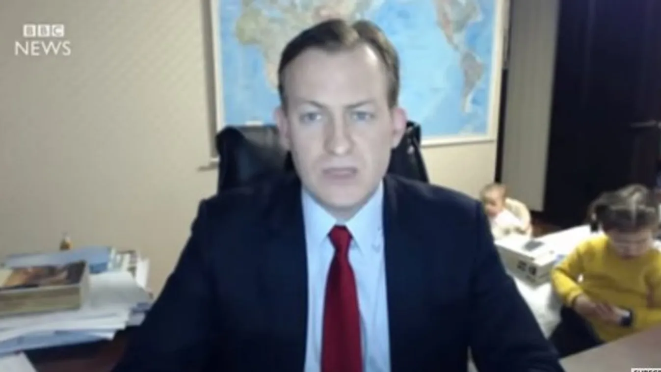 Az év televíziós pillanata lett, amikor a szakértő két gyereke széttrollkodta a BBC-nek adott interjút - videó