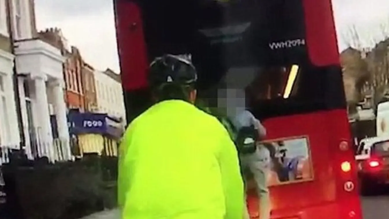 Gyerekek kockáztatják az életüket a londoni buszokon – videó