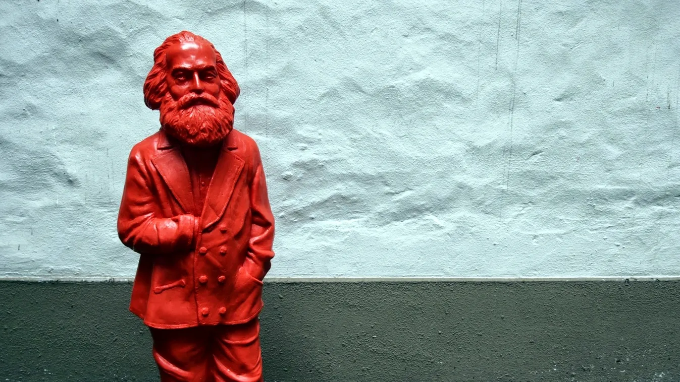 Karl Marx-os közlekedési lámpát villantanak a németek
