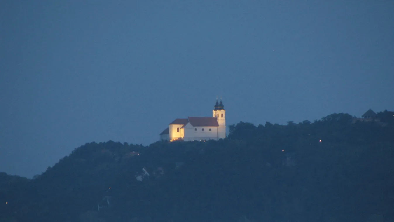 Hatalmas fáklyás esti túrával készülnek a Föld órájára Balaton térségében