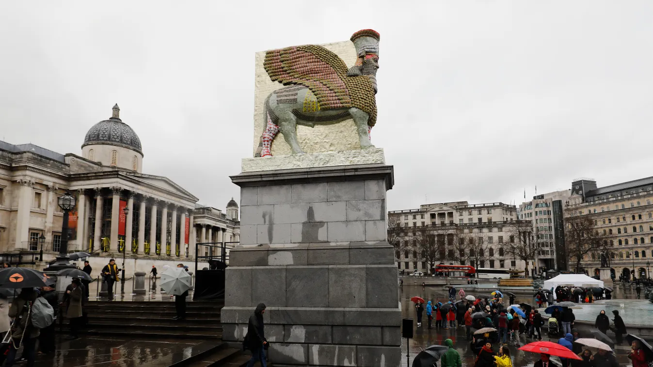 Bádogdobozokból épült szárnyas bikát állítottak ki a Trafalgar téren