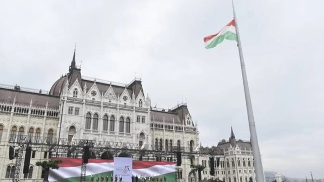 Lemaradt róla? Így vonták fel a nemzeti lobogót az Országház előtt - fotók