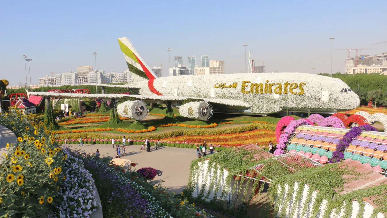 Hatalmas Mickey egeret építettek virágból Dubajban