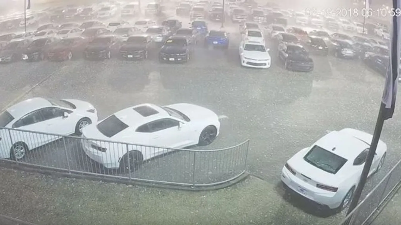 Így ver szét több száz autót a vihar - videó