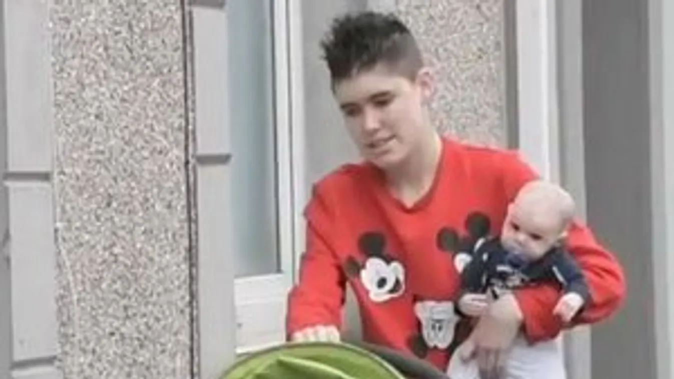 Nem lehet saját gyermeke, ezért játékbabákat nevel az autista nő