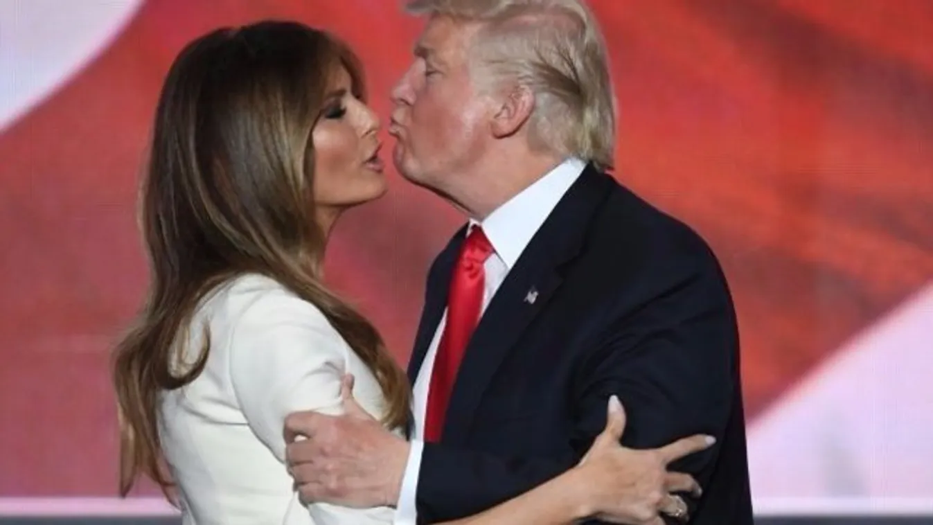 Már megint nem akarta megfogni Donald Trump kezét a felesége – videó