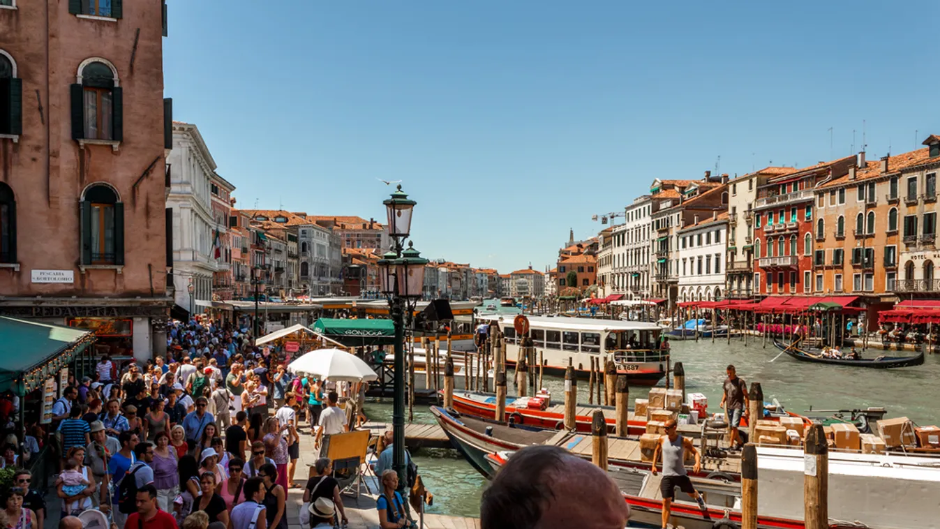A helyiek lebontották a turistaáradat ellen felállított kapukat Velencében
