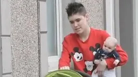 Nem lehet saját gyermeke, ezért játékbabákat nevel az autista nő
