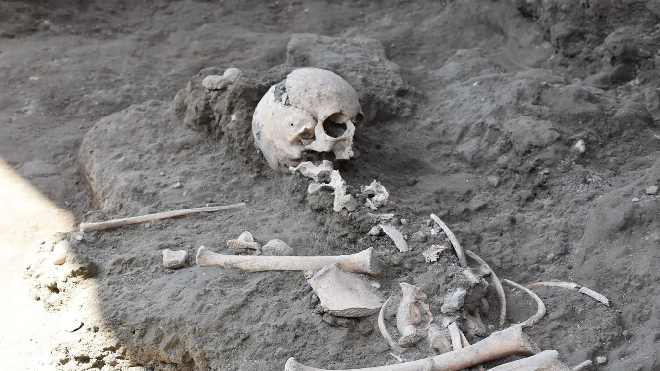 Az ókori vulkánkitörés elől menekülő kisfiú csontvázára bukkantak Pompejiben