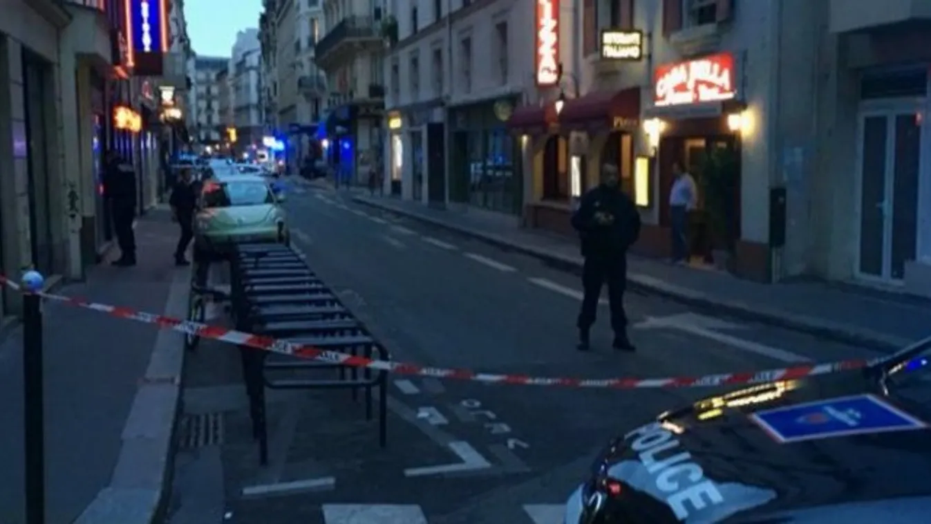 Terrortámadásnak minősítették a párizsi késelést