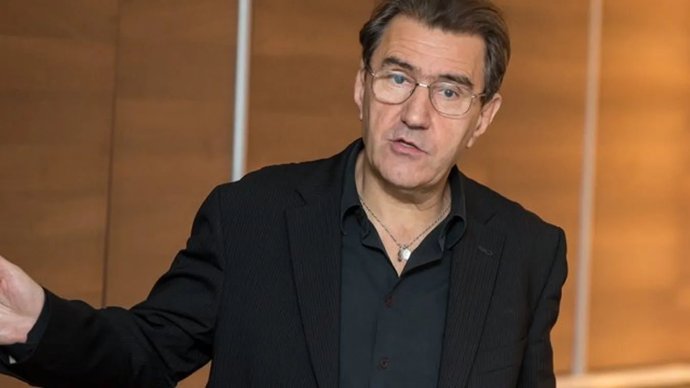 Eperjest üldözi a lakájszerep