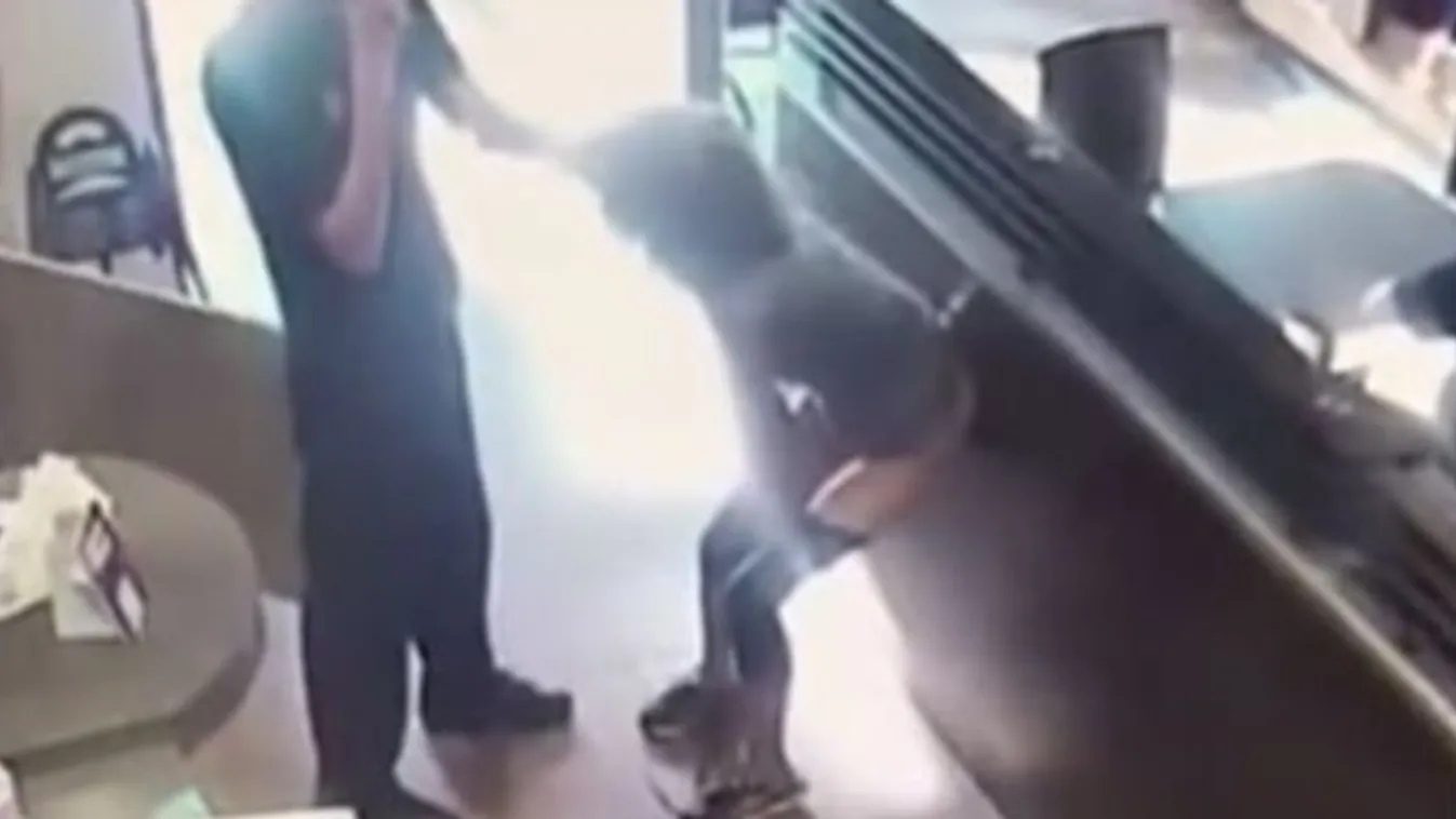 Saját ürülékével dobálta meg a pincért az elégedetlen vevő – videó