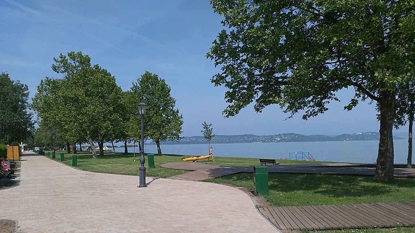 Fizetős lett a parkolás Zamárdi parti sávjában
