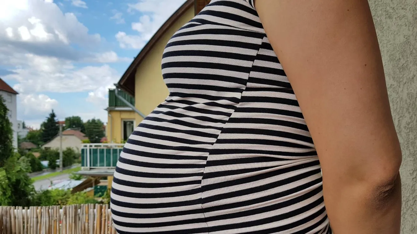 Kismama a strandon: jobb kint, mint bent