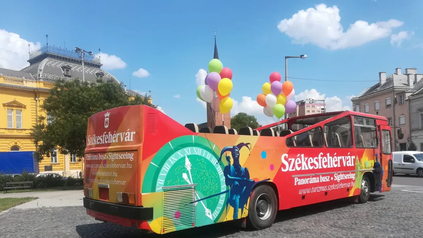 Kabrió turistabusz tekereg Székesfehérváron