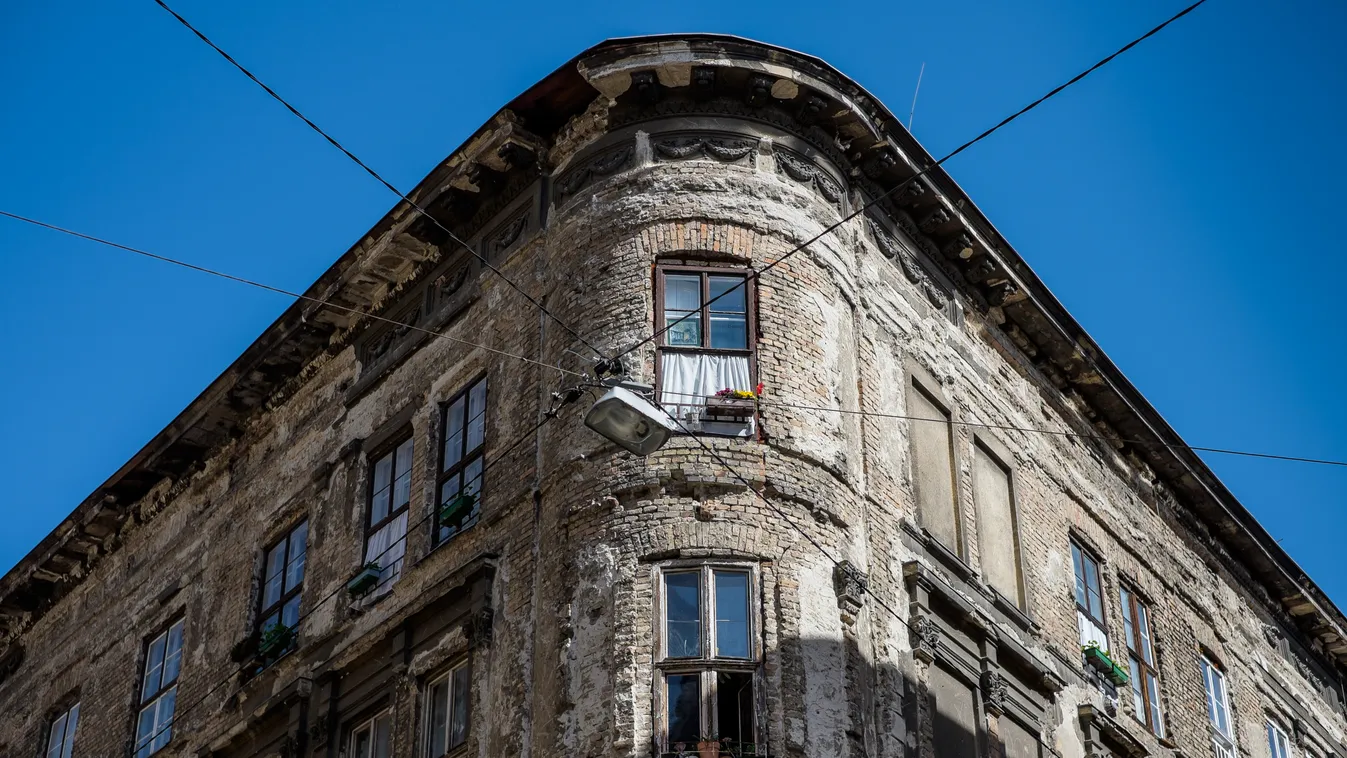 Hosszúlépés séta egy tiltott regény nyomában