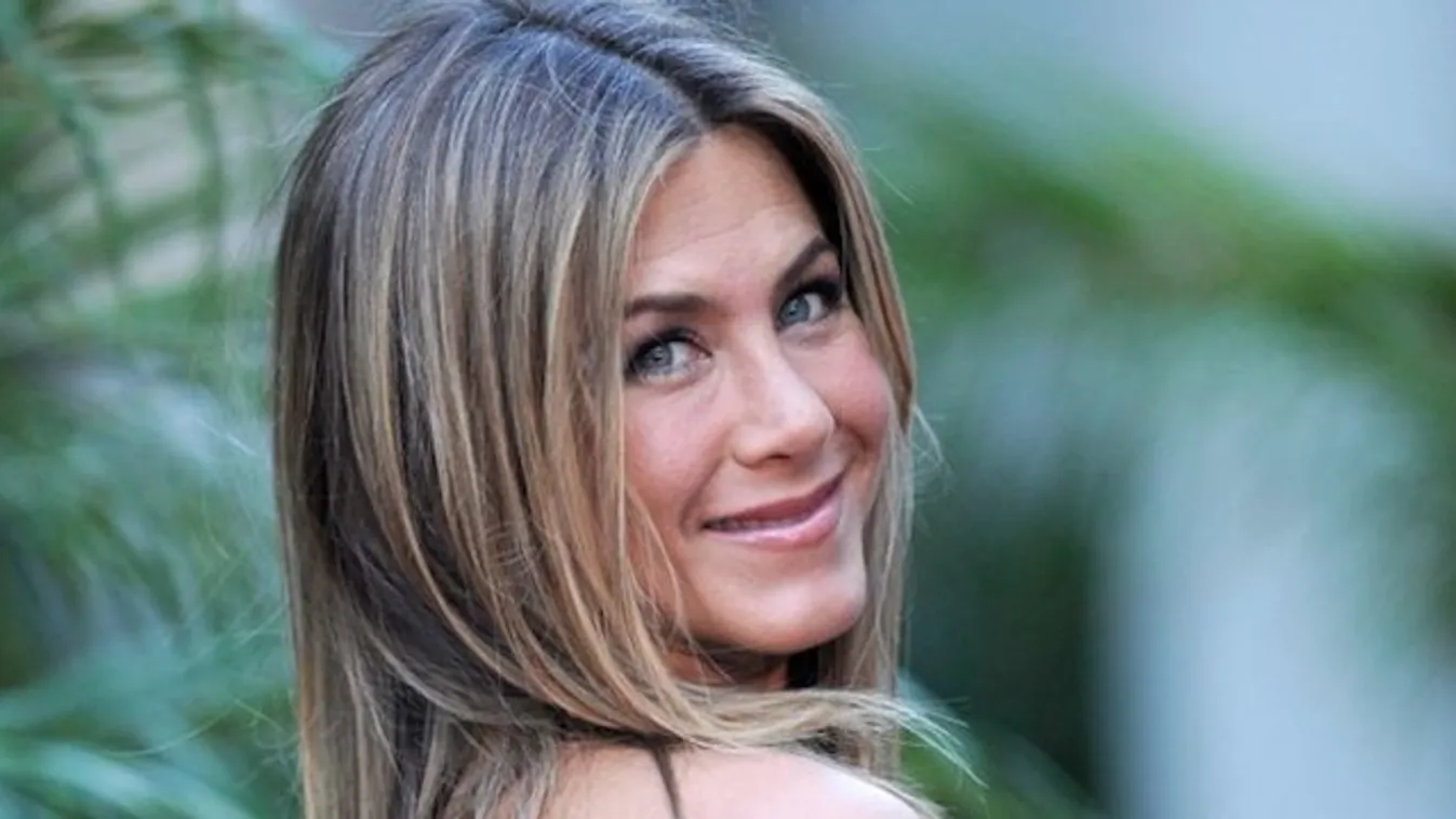Jennifer Aniston egyedül sem búsul