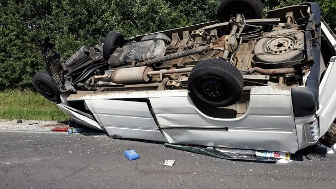 Tömegszerencsétlenséget okozott a sofőr a 42-es főúton - fotók