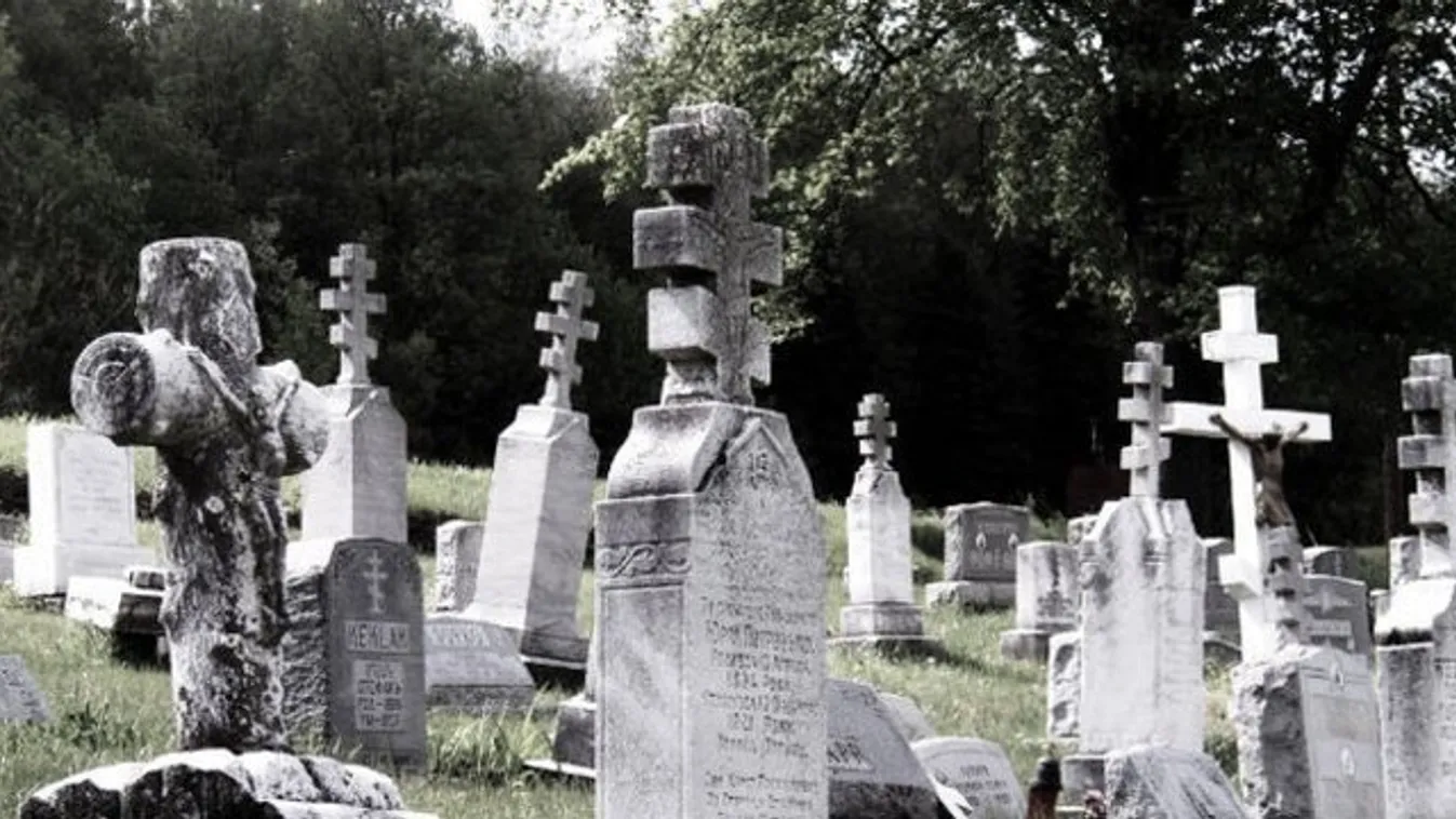 Sírkövön szexeltek 45 percen át, az utca népe sem zavarta őket - videó