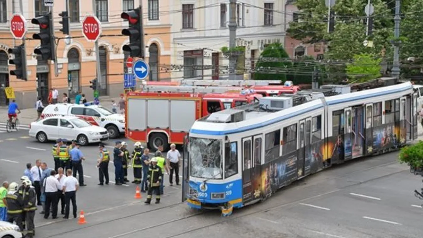 Villamos és autóbusz ütközött össze Debrecenben