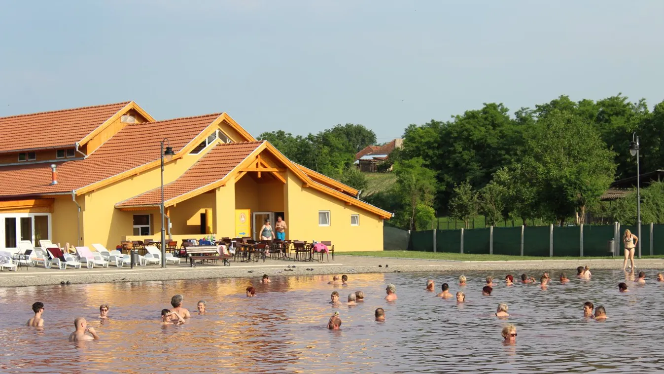 Megmártózna ebben a lila színű, vajdasági termáltóban?