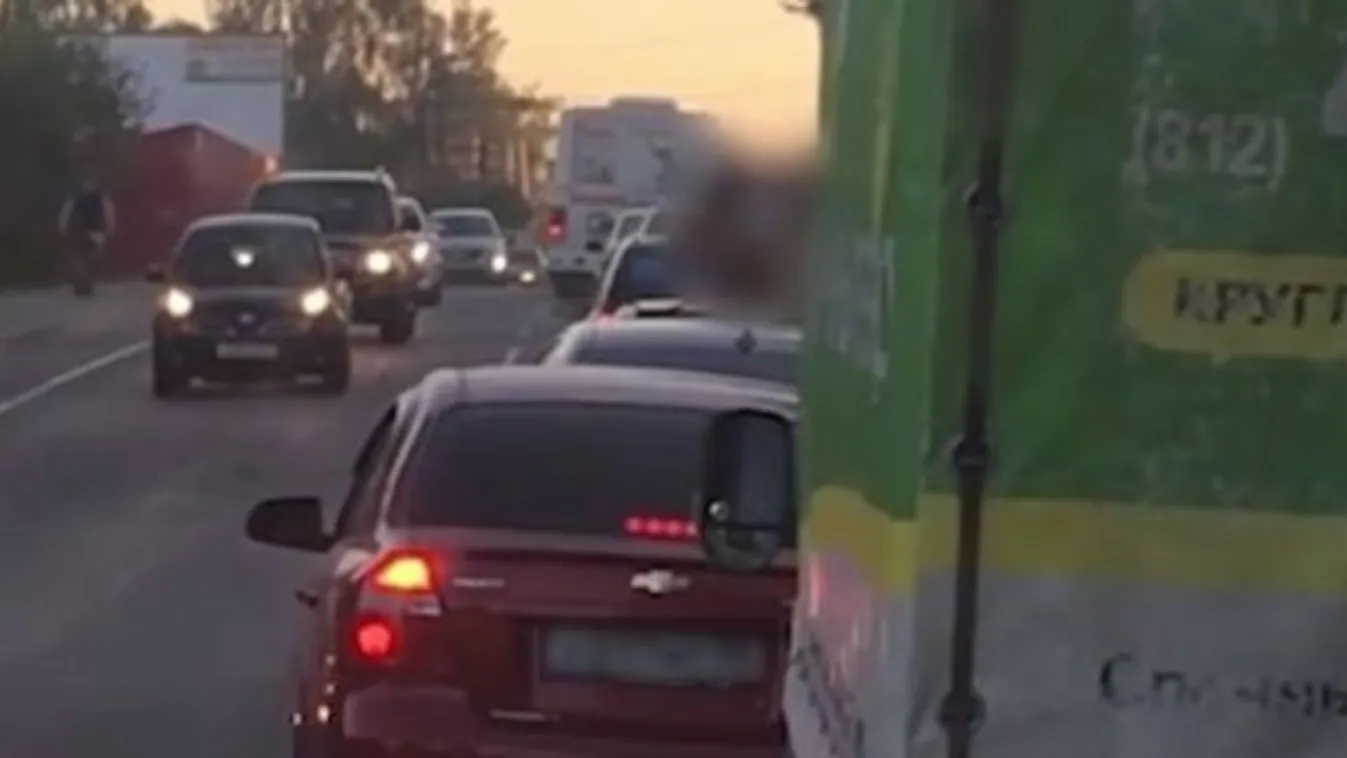 Ne úgy üsse el az időt a dugóban, ahogyan ez az orosz szerelmespár tette – videó