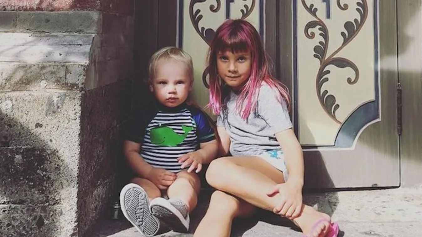 Anyját utánozza Pink kislánya