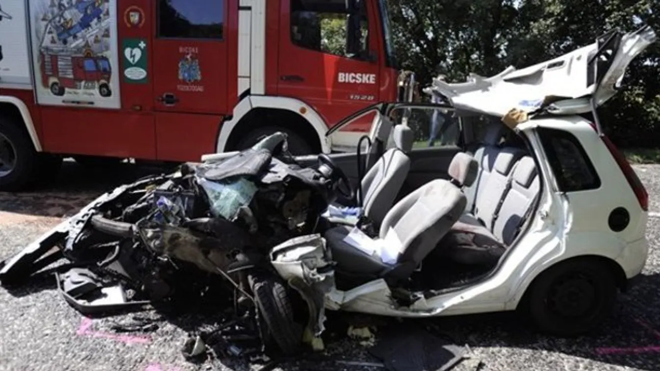 Tragédia Bicskénél: szinte semmi sem maradt a karambolozó autóból - fotók