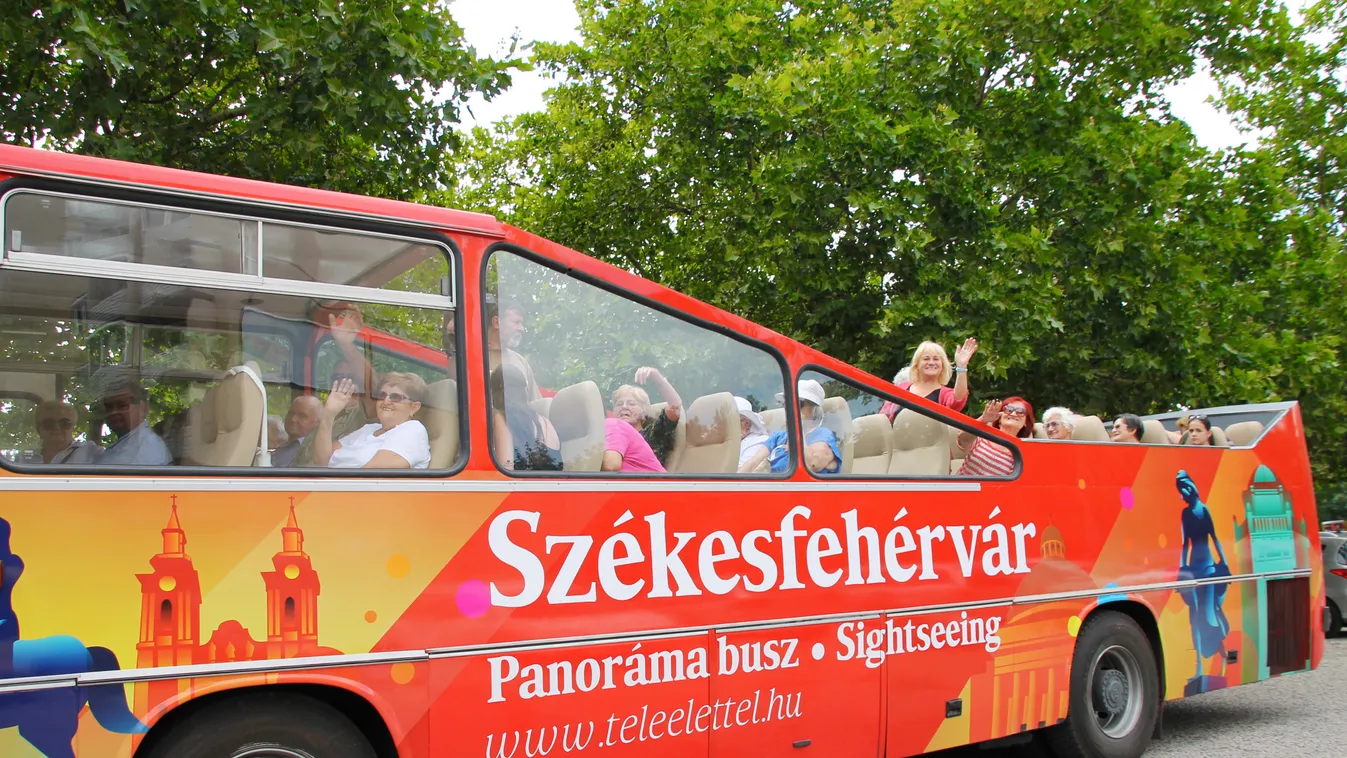Nézze meg Székesfehérvárt egy kabrió Ikarus-ból!