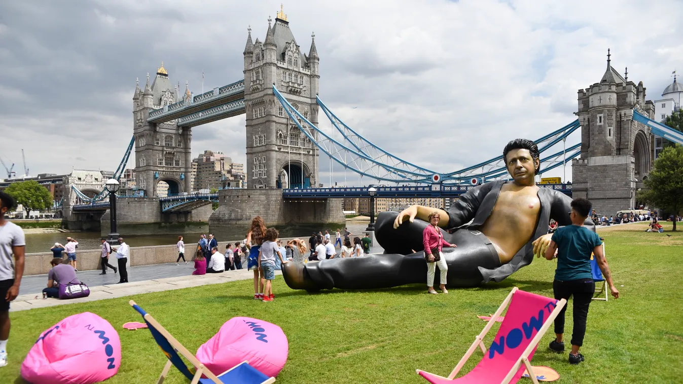 Félpucér Goldblum szoborral ünnepli London a Jurassic Park-ot