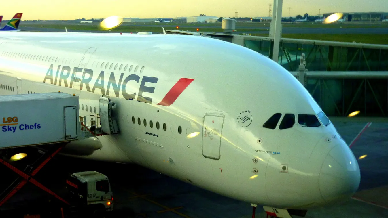 Mobilappon figyelhetik szülei az Air France gépen utazó gyermeket