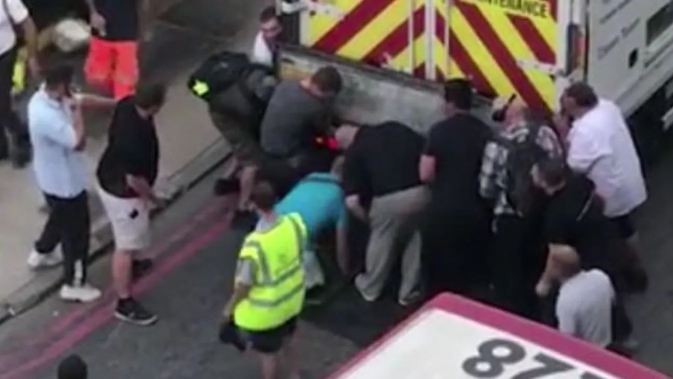 Kukásautó alá szorult a nyugdíjas, 15-en tolták arrébb a kocsit – videó