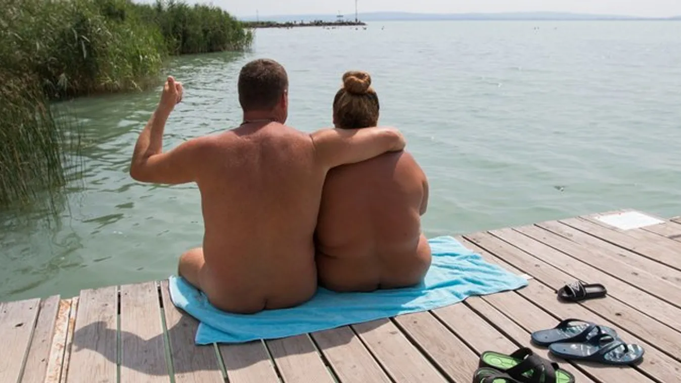 Nudistakemping a Balatonon – Szeretik a munkát a pucér emberek között