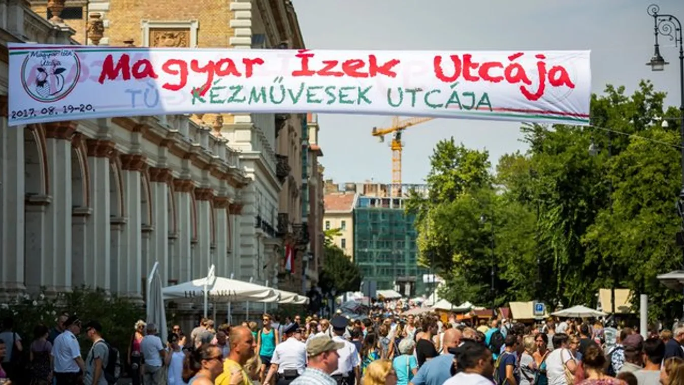 Több ezer ember gondoskodik az ünnep biztonságáról
