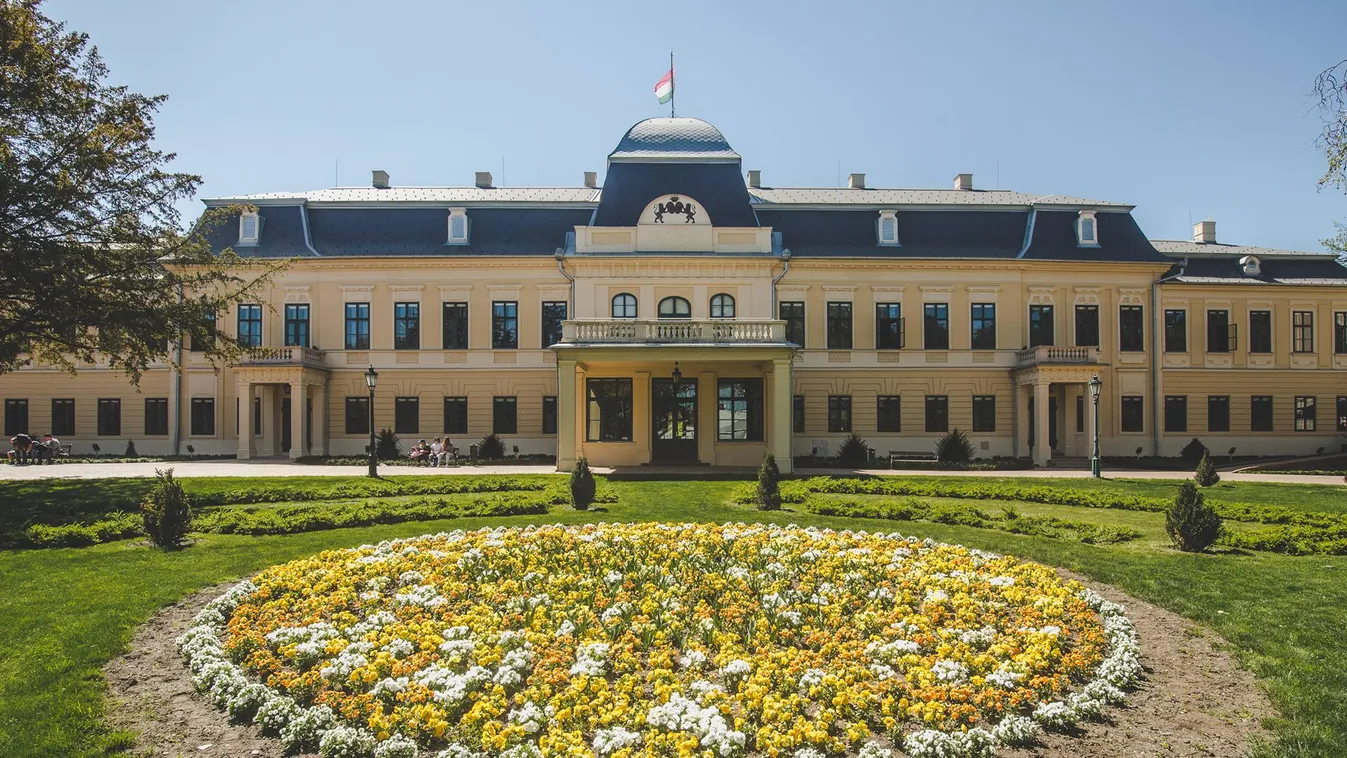 Ingyenes koncerteket hallgathat az Almásy-kastély kertjében a hétvégén