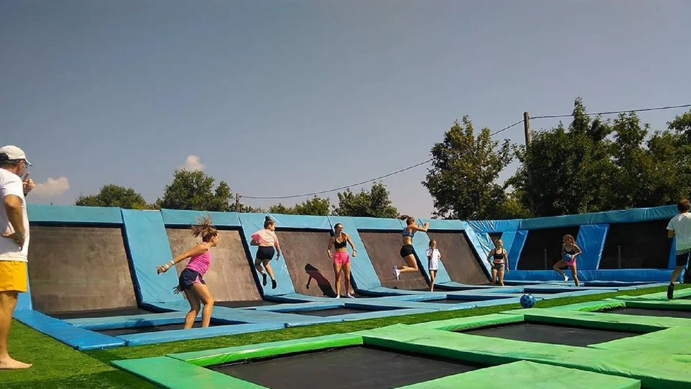 Trambulinrengeteggel bővült a sarudi vizes élménypark