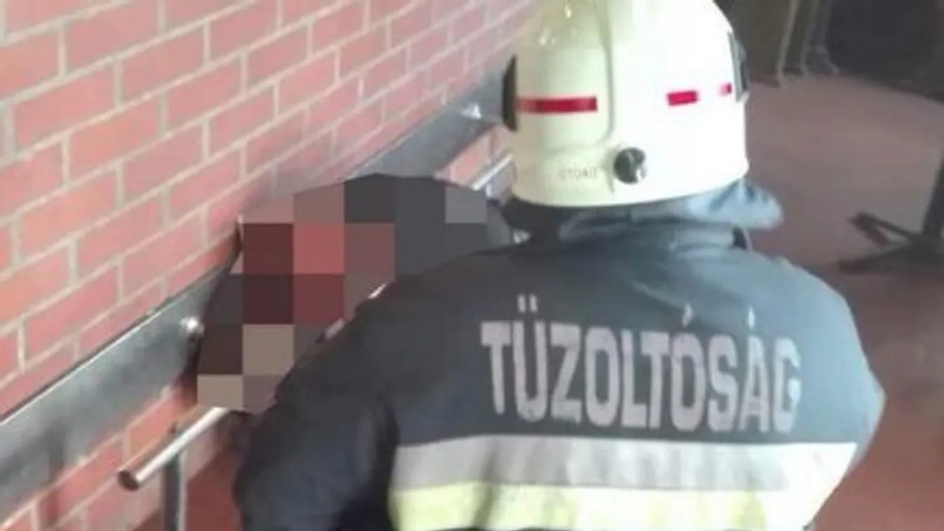 Megszólalt a nő, aki bemutatta a bravúrt, és beszorult a feje a bárpult fala és a lábtartó közé