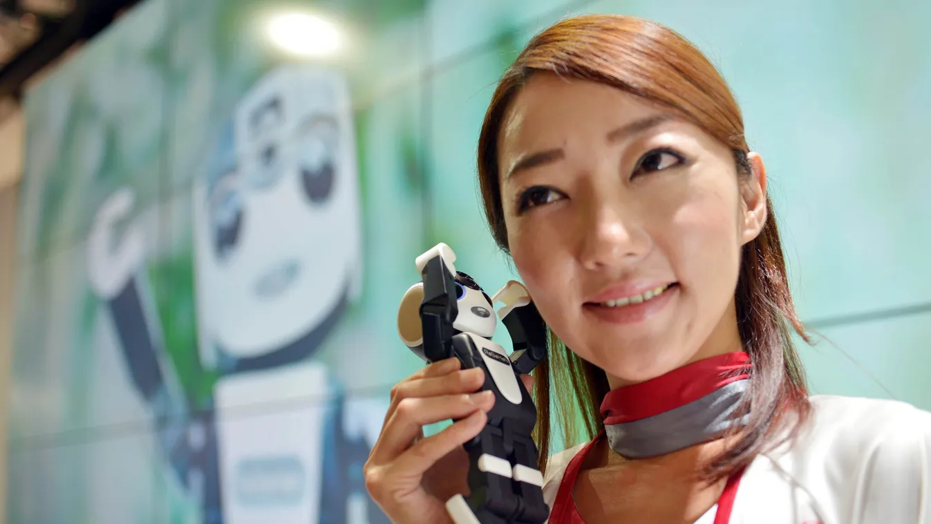Humanoid robot tart idegenvezetést a taxizó turistáknak Kiotóban