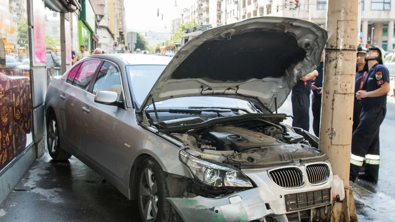 Durva baleset a Margit körúton: villanypóznát és tűzcsapot is eltrafált egy autós - videó