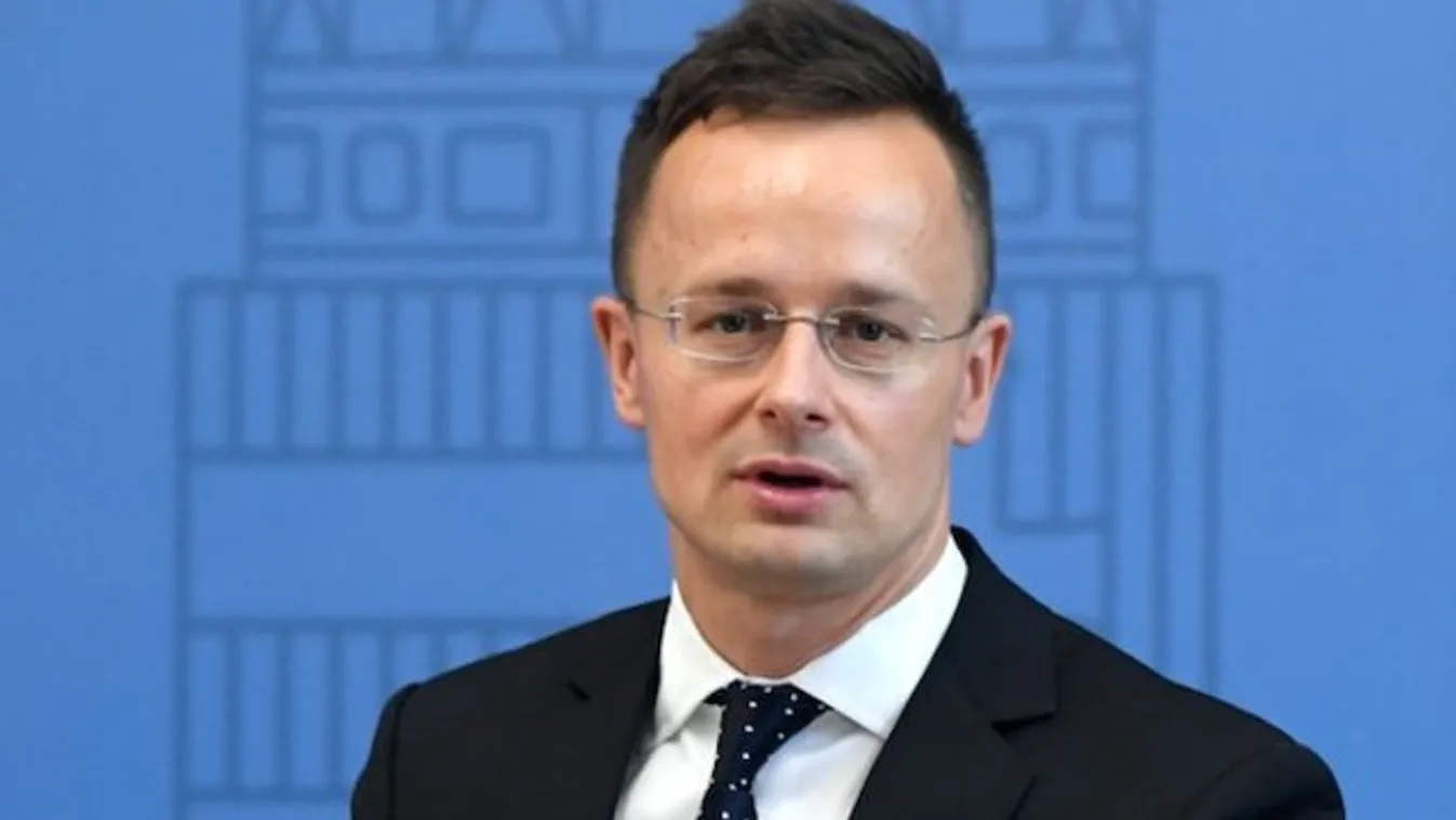 Szijjártó: Macron és Juncker bevándorláspárti politikus