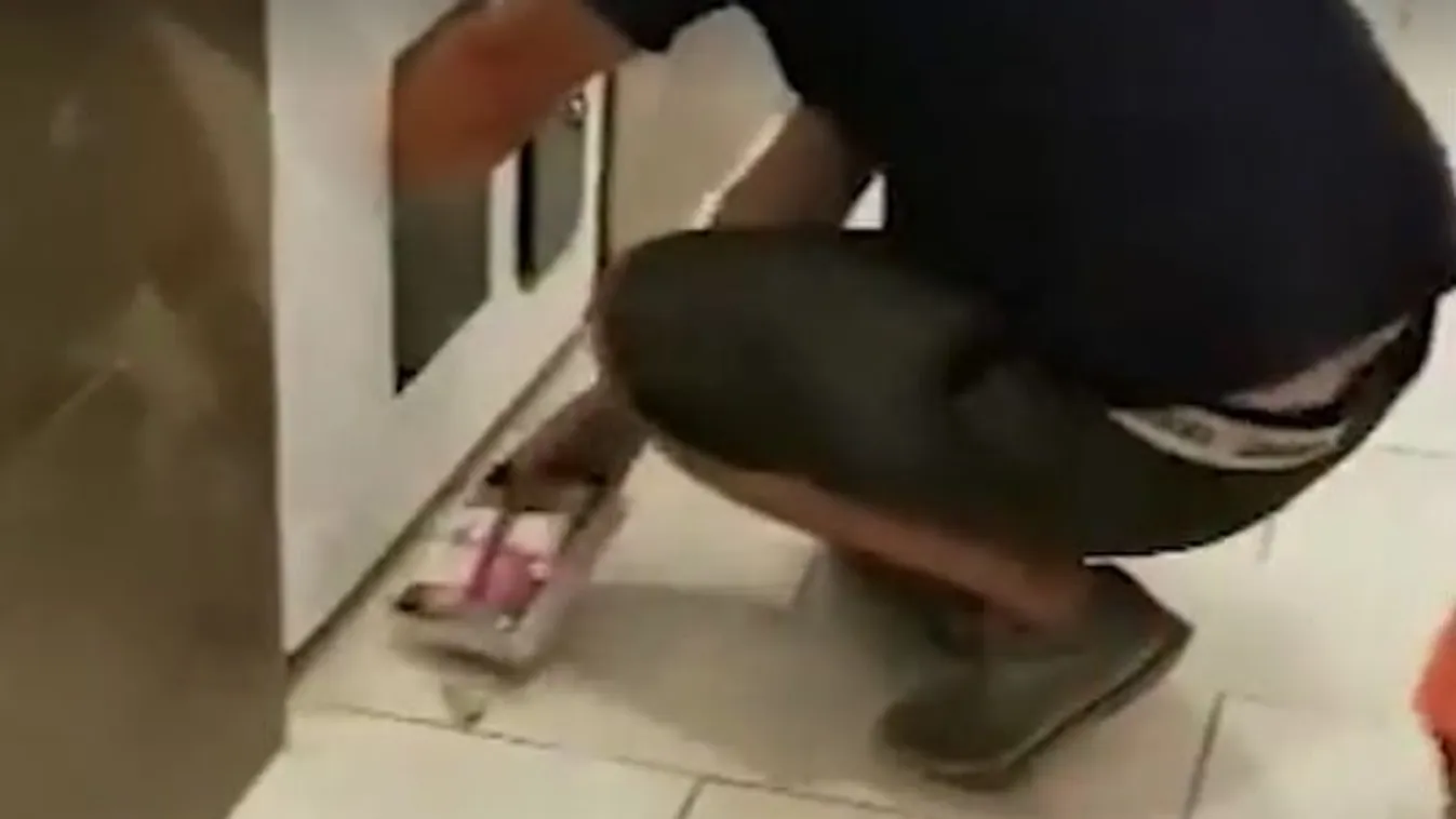 Felháborító, hogy mire használta gyermekét ez az apa, csak azért, mert kis helyekre is befér – videó