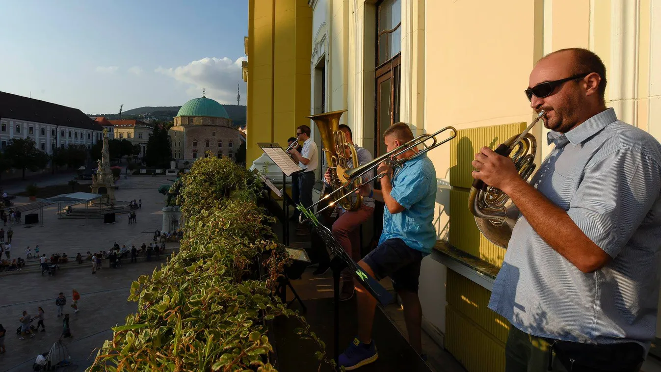 Szimfonikusok lepik el a pécsi Széchenyi teret szombat este