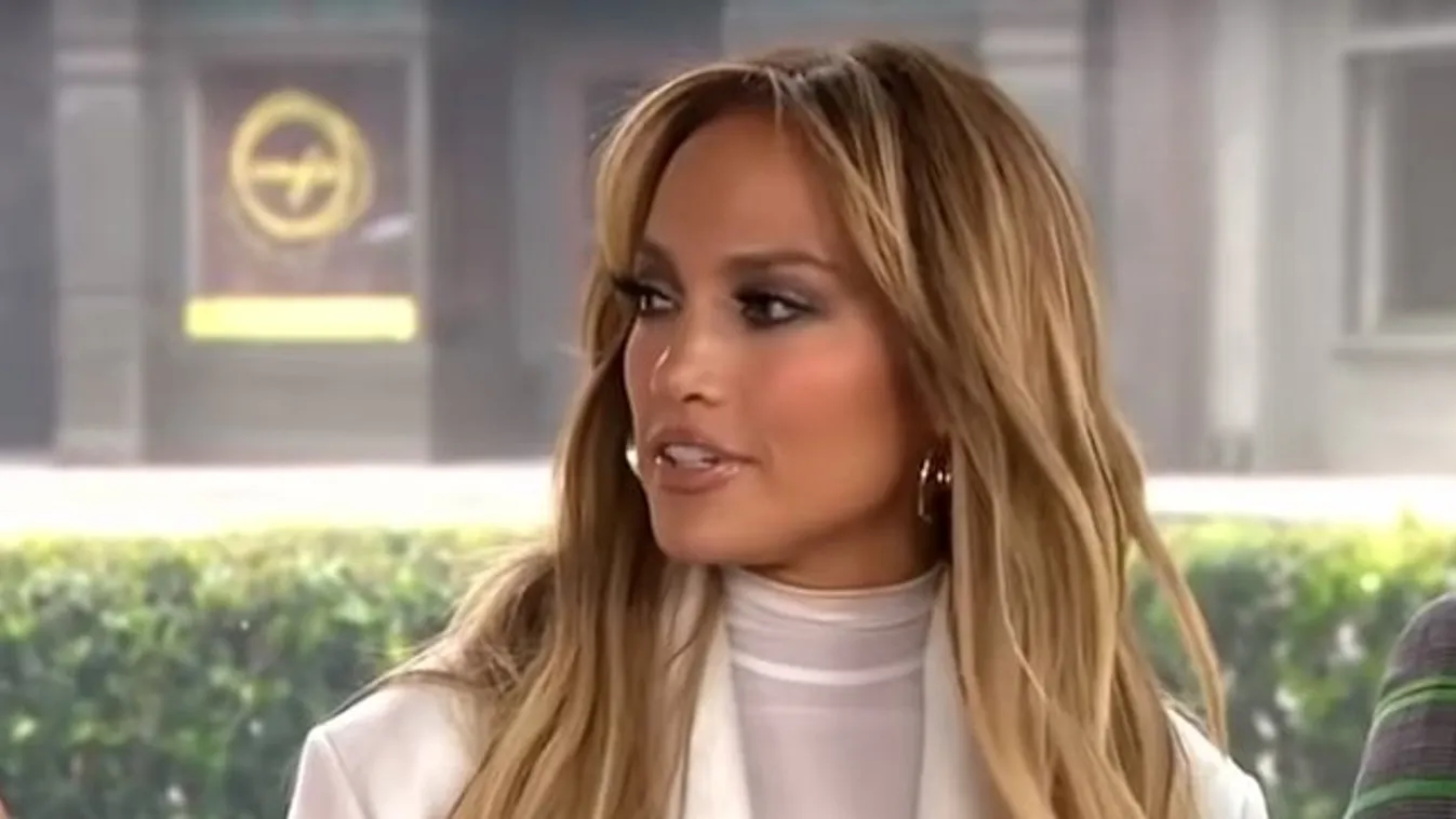 Jennifer Lopez úgy szájba verte magát a mikrofonnal, hogy kitört egy foga