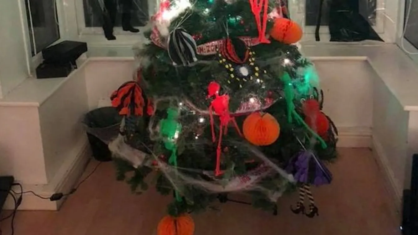 Amikor horror jelmezekben ünneplik a Halloweent a karácsonyfa előtt
