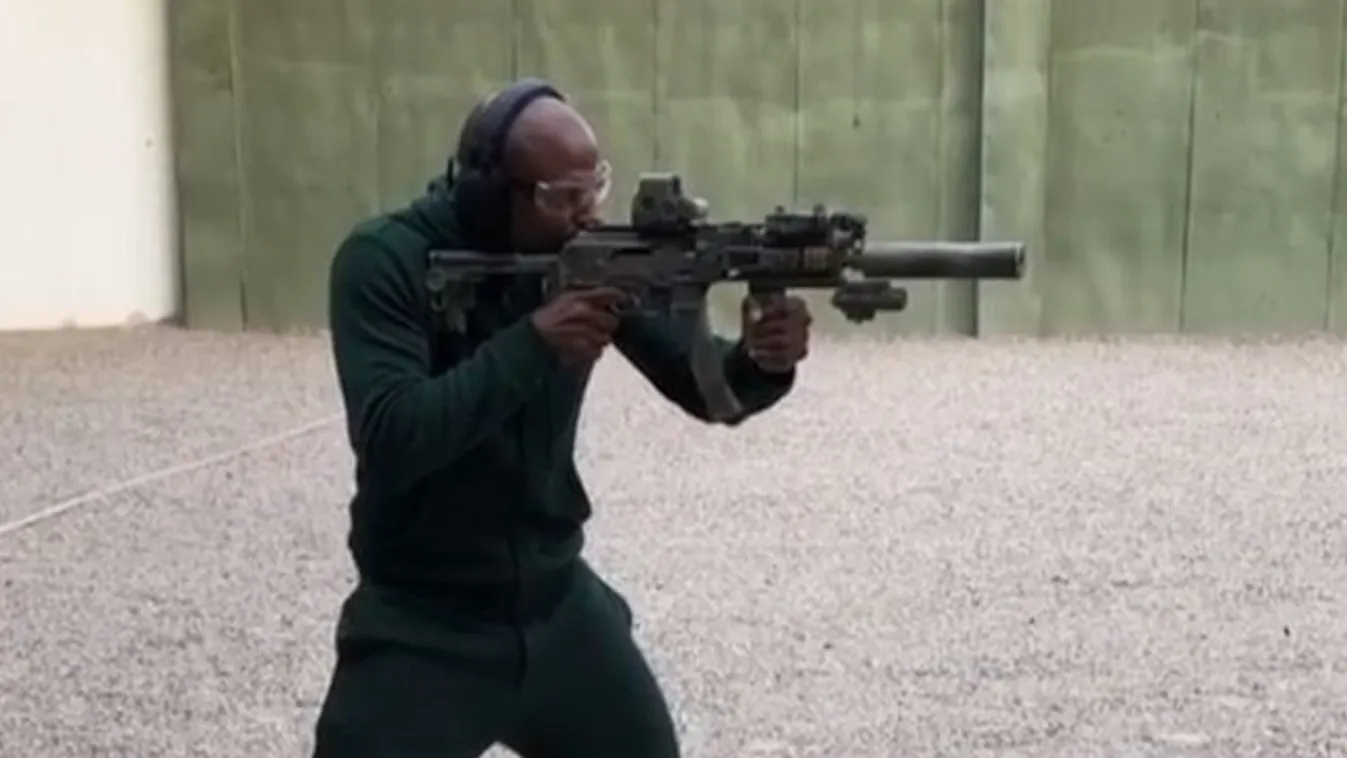 Mayweather fegyvere elől nincs menekvés - videó